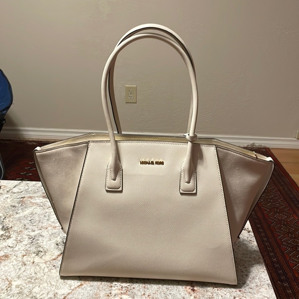 Michael kors cream shoulder bag Great for travel 20x12 inches Leather